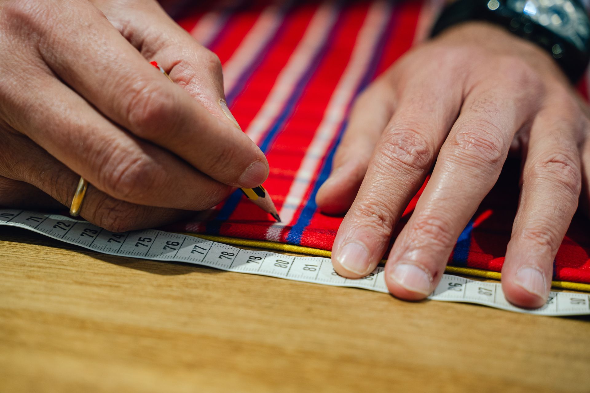 1.acabados_camiseria_de_grado_camiseria_a_medida_madrid_lagasca_camisa_prendas_vestir (9)